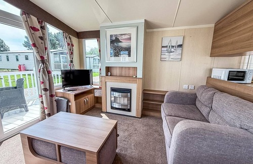 Hopton House | Lovely caravan with decking at Broadland Sands, Suffolk ref 20302BS
