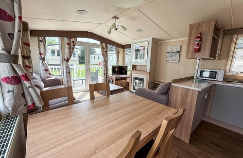 Hopton House | Lovely caravan with decking at Broadland Sands, Suffolk ref 20302BS