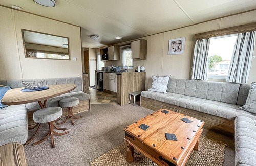 Oulton Broad House | Lovely caravan with decking and free WiFi in Lowestoft ref 12106B