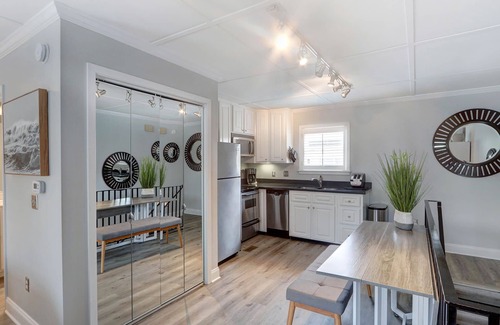 Hitch Village - Fred Wessels Homes Apartment | Lovely Carriage House In the Middle of Downtown