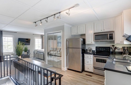 Hitch Village - Fred Wessels Homes Apartment | Lovely Carriage House In the Middle of Downtown