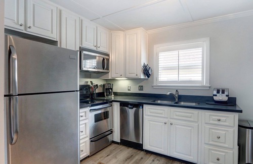 Hitch Village - Fred Wessels Homes Apartment | Lovely Carriage House In the Middle of Downtown
