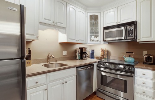 Historic District - North House | Lovely Carriage House In the Middle of Downtown!