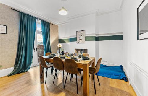 Loughborough House | Lovely Central Loughborough Abode - Games Room
