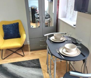 Slough Apartment | Lovely central studio/2bed - 5min to train station
