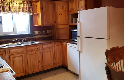 Warrensburg House | LOVELY/CENTRALLY LOCATED/GROUND FLOOR APARTMENT