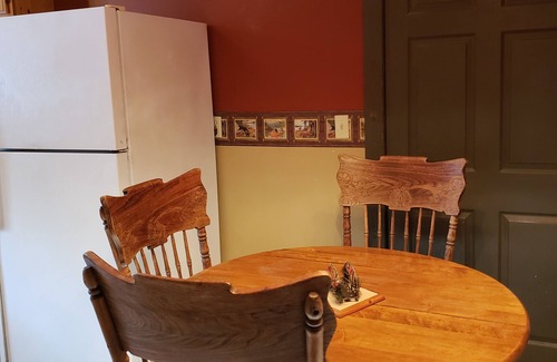 Warrensburg House | LOVELY/CENTRALLY LOCATED/GROUND FLOOR APARTMENT