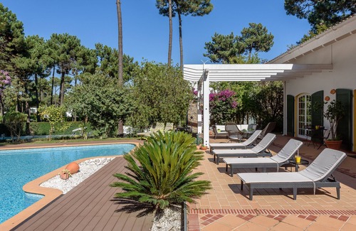 Charneca de Caparica e Sobreda Villa | Lovely Charming Villa With Fabulous Fairway And Lake View