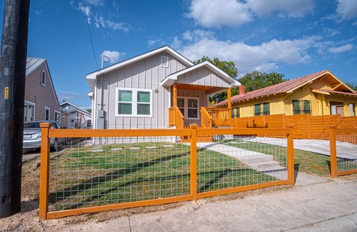 Historic Garderns House | Lovely Charming 4BR 2 5BA Near Downtown s Prime