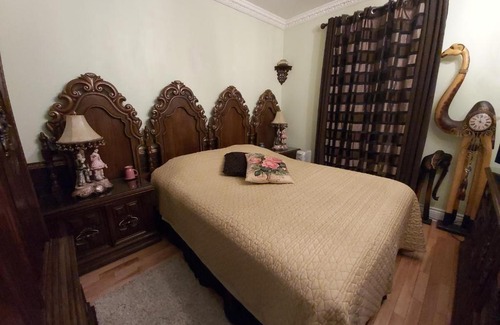 Cote-Saint-Paul House | Lovely Classic Room