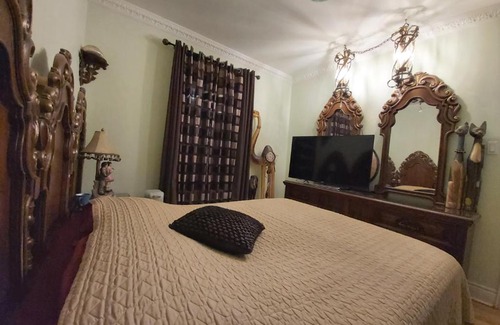 Cote-Saint-Paul House | Lovely Classic Room