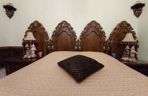 Cote-Saint-Paul House | Lovely Classic Room