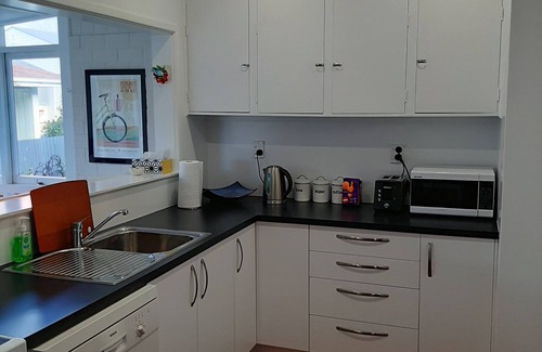 Hastings House | Lovely clean, comfortable, 3 bedroom family home in Central Hastings.