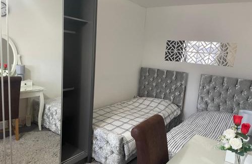 Shadwell Apartment | Lovely Comfortable home near CanaryWhafLondonCity