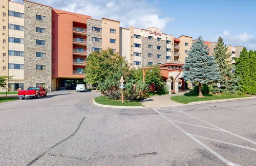 Wisconsin Dells Condo | Lovely condo with on-site water park, balcony, kitchenette & central AC
