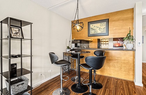 Historic Kailua Village Condo | Lovely condo with swimming pool and ocean view near Kona center