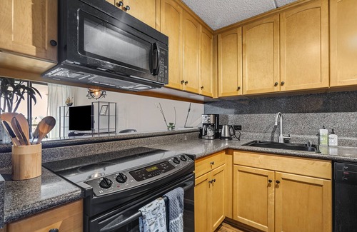 Historic Kailua Village Condo | Lovely condo with swimming pool and ocean view near Kona center