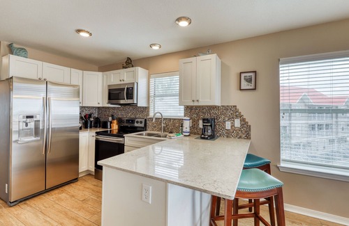 Navarre Beach Condo | Lovely Condo with Sunset Views & Shared Pool Access, Snowbirds Welcome