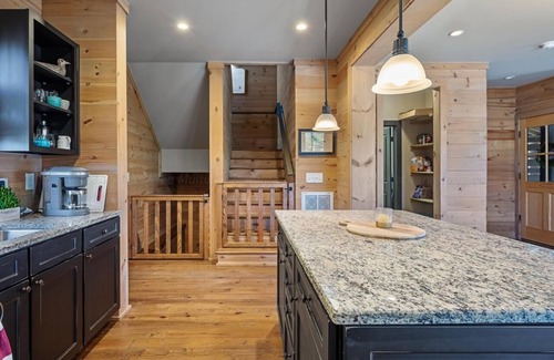 Crane Hill House | Lovely, convienant 4-bedroom townhome with WiFi on Smith Lake