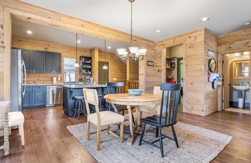Crane Hill House | Lovely, convienant 4-bedroom townhome with WiFi on Smith Lake