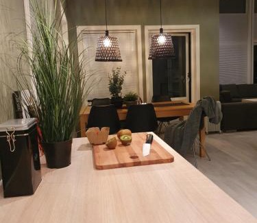Steinsland House | lovely cottage by the sea with hot tub and sauna