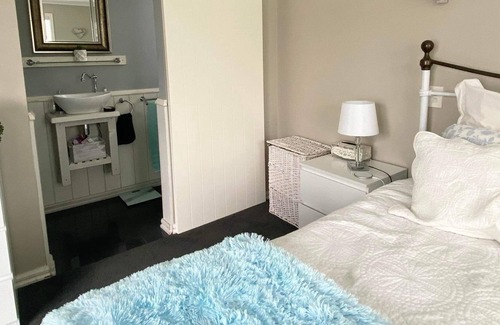 Blenheim Cottage | Lovely cottage close to the town