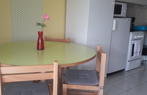 Sauze-Vaussais Cottage | Lovely cottage in Sauzé-Vaussais with terrace