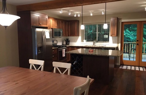 Lindell Beach Cottage | Lovely cottage on Cultus Lake