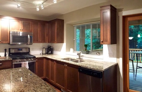 Lindell Beach Cottage | Lovely cottage on Cultus Lake
