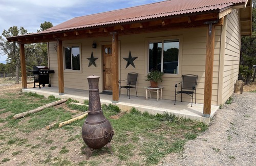 Montrose Cottage | Lovely cottage on horse farm with petting zoo and trails