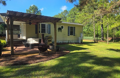 Burgaw Cottage | Lovely cottage on Horse Farm 25 MILES to Beach with AC in charming Burgaw