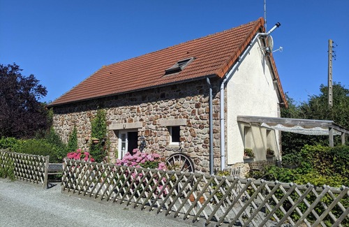 Vesly Cottage | Lovely cottage sleeps 4 with shared pool & lawn tennis court, dogs welcome