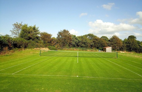 Vesly Cottage | Lovely cottage sleeps 4 with shared pool & lawn tennis court, dogs welcome