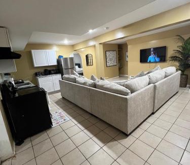 Almont Apartment | Lovely Cozy 3 king bedroom, 5 mins EWR Airport