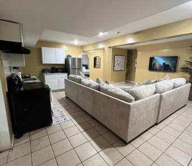 Almont Apartment | Lovely Cozy 3 king bedroom, 5 mins EWR Airport