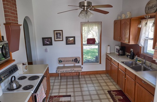 Murphysboro House | Lovely Cozy Country Home Located In the Hills Of Southern Illinois