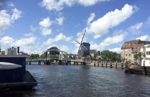 Leiden Boat Rental | Lovely cozy houseboat Rembrandt, old centre Leiden