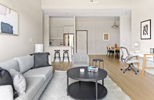 Palms Apartment | Lovely Culver City 2BR w/ W/D, Gym & Pool, walk to TJ, by Blueground