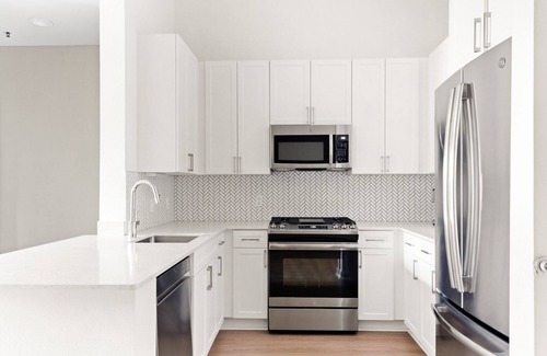 Palms Apartment | Lovely Culver City 2BR w/ W/D, Gym & Pool, walk to TJ, by Blueground