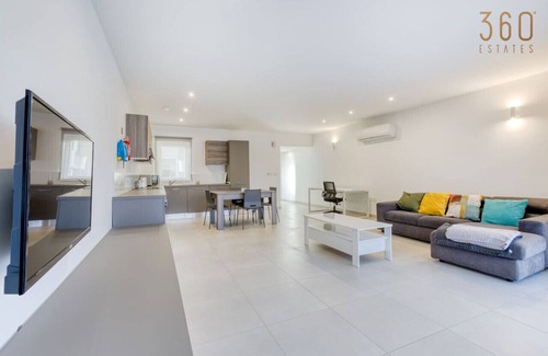 Pieta Apartment | Lovely designer 3BR Apt w/Private Terrace with BBQ