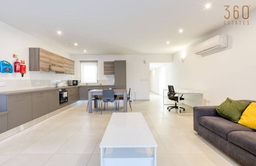 Pieta Apartment | Lovely designer 3BR Apt w/Private Terrace with BBQ