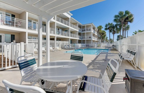 Crystal Beach Apartment | Lovely Destin Condo w/Pool Access: Walk to Beach!