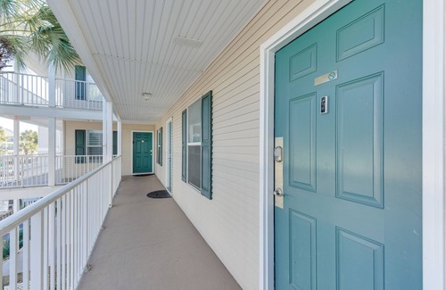 Crystal Beach Apartment | Lovely Destin Condo w/Pool Access: Walk to Beach!