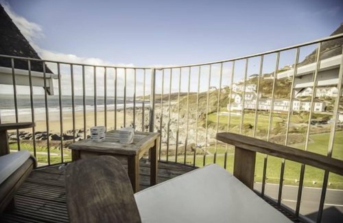 Mortehoe Apartment | Lovely dog friendly 2 bed apartment opposite Combesgate Beach with fab views and balcony.