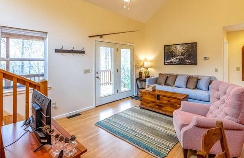 Sylva House | Lovely dog-friendly mountain home with firepit, central AC, and washer/dryer