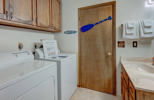 Kingswood Estates House | Lovely dog-friendly home near the lake with fireplace, balcony, & washer/dryer