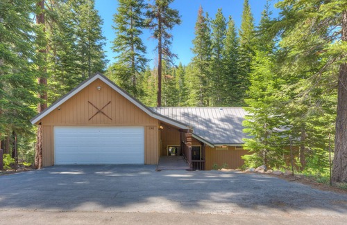 Kingswood Estates House | Lovely dog-friendly home near the lake with fireplace, balcony, & washer/dryer
