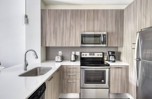 Doral Apartment | Lovely Doral 1 BR w/Gym & Pool, by Blueground