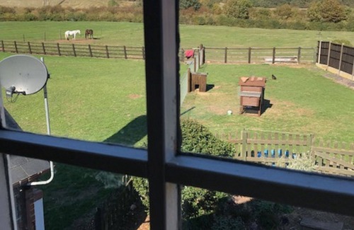 Elkesley House | Lovely double room and huge bathroom in comfortable Farm House