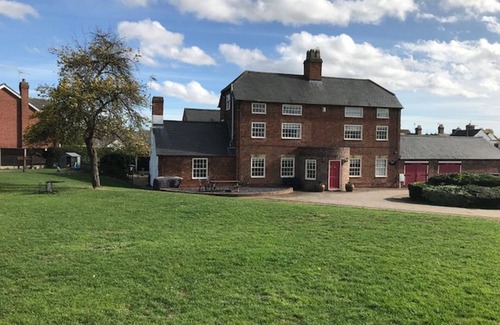 Elkesley House | Lovely double room and huge bathroom in comfortable Farm House